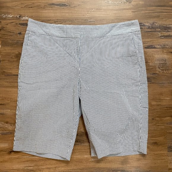 Ann Taylor Pants - 🖤 Ann Taylor Devon Boardwalk Short Stripped Size 10 Cotton Bermudas